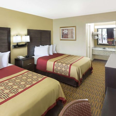 Days Inn By Wyndham Columbus-North Fort Moore Esterno foto