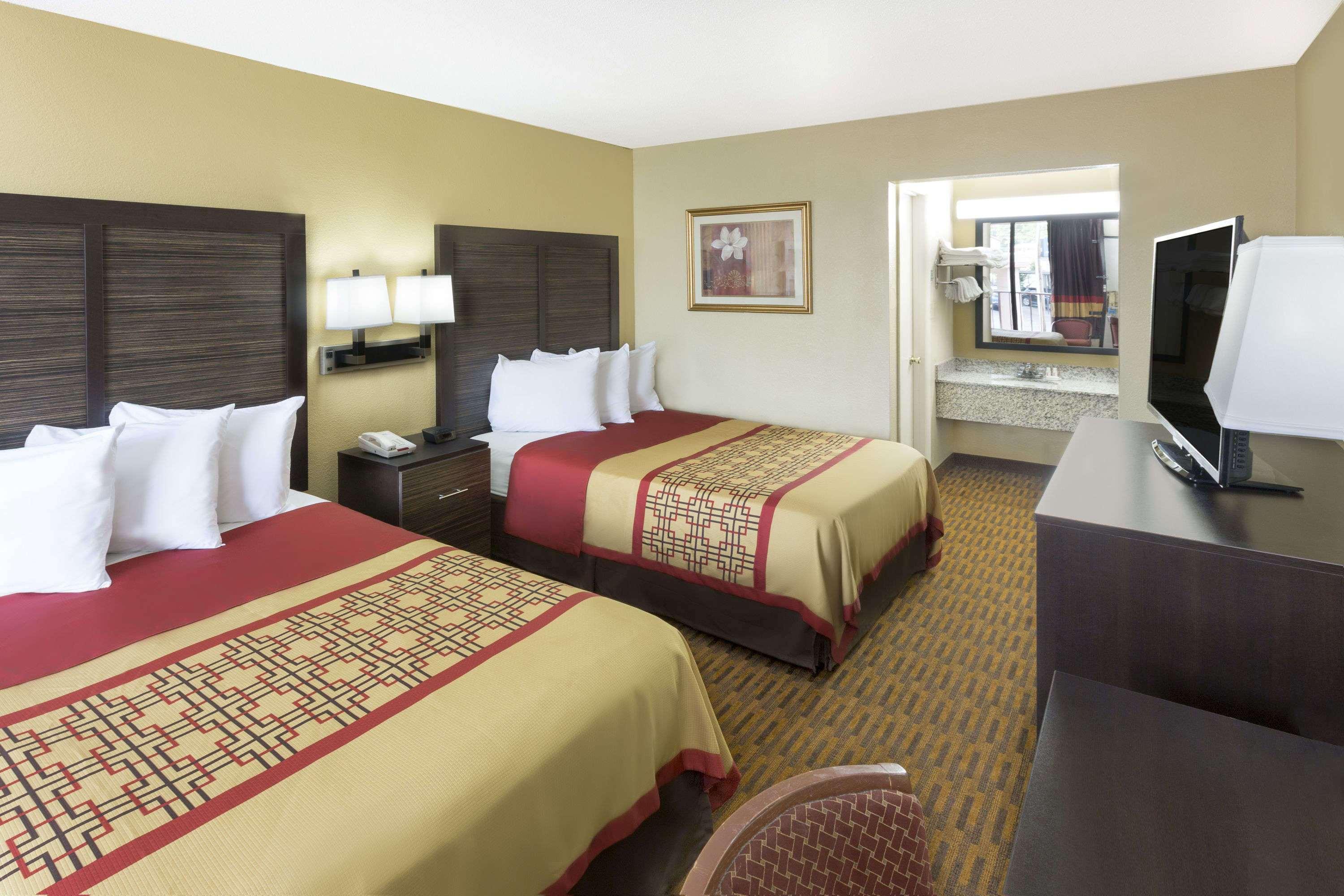 Days Inn By Wyndham Columbus-North Fort Moore Esterno foto