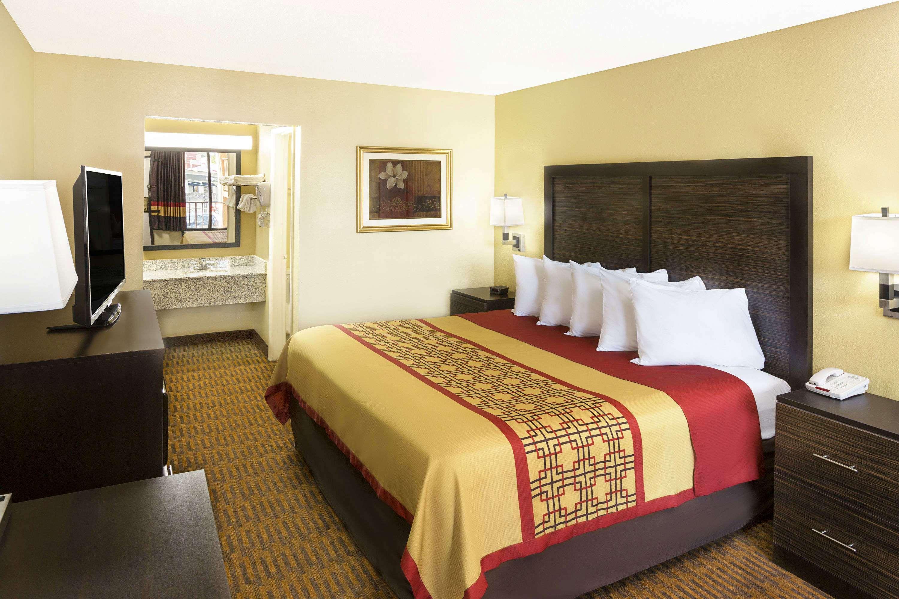 Days Inn By Wyndham Columbus-North Fort Moore Esterno foto