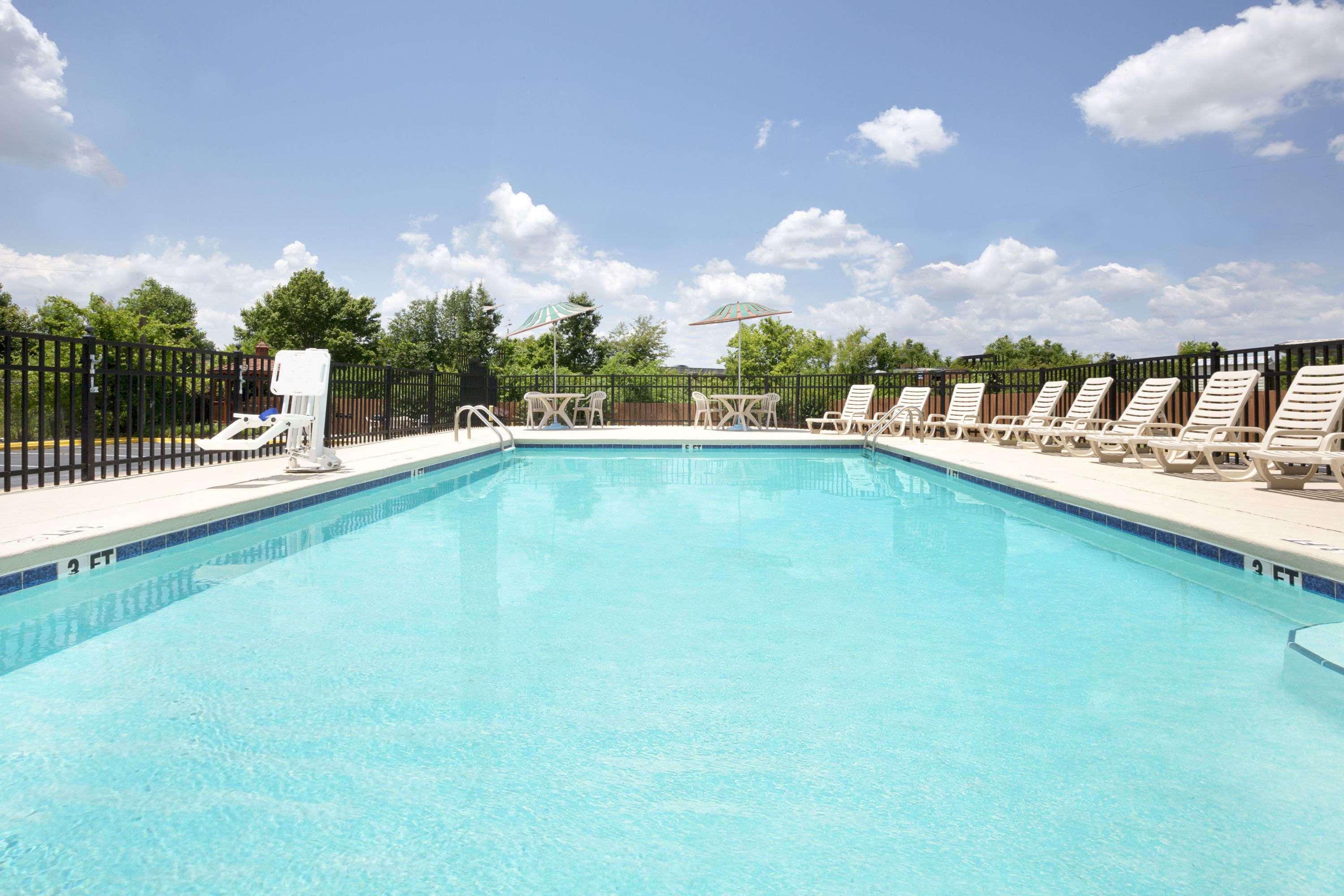 Days Inn By Wyndham Columbus-North Fort Moore Esterno foto