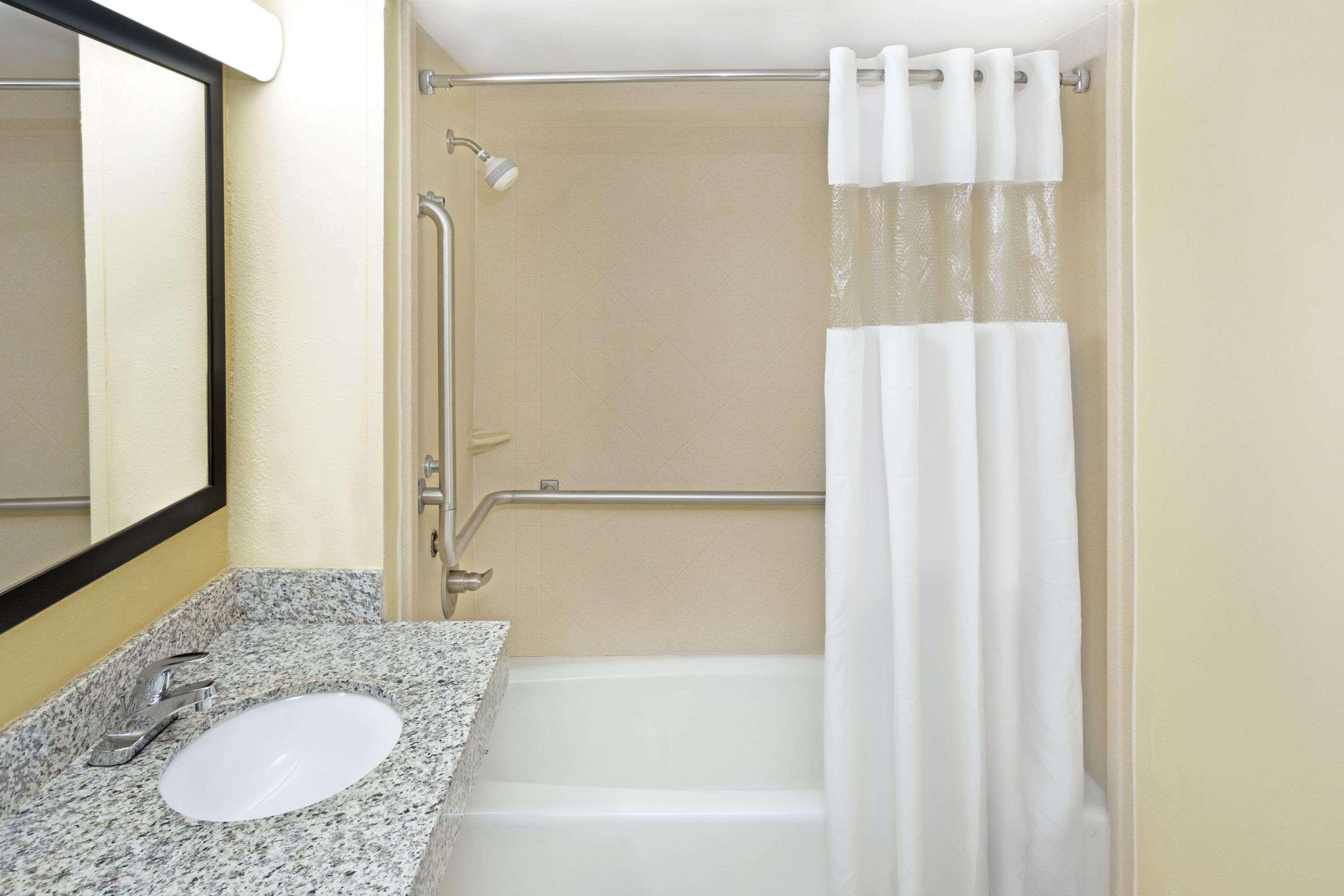 Days Inn By Wyndham Columbus-North Fort Moore Esterno foto