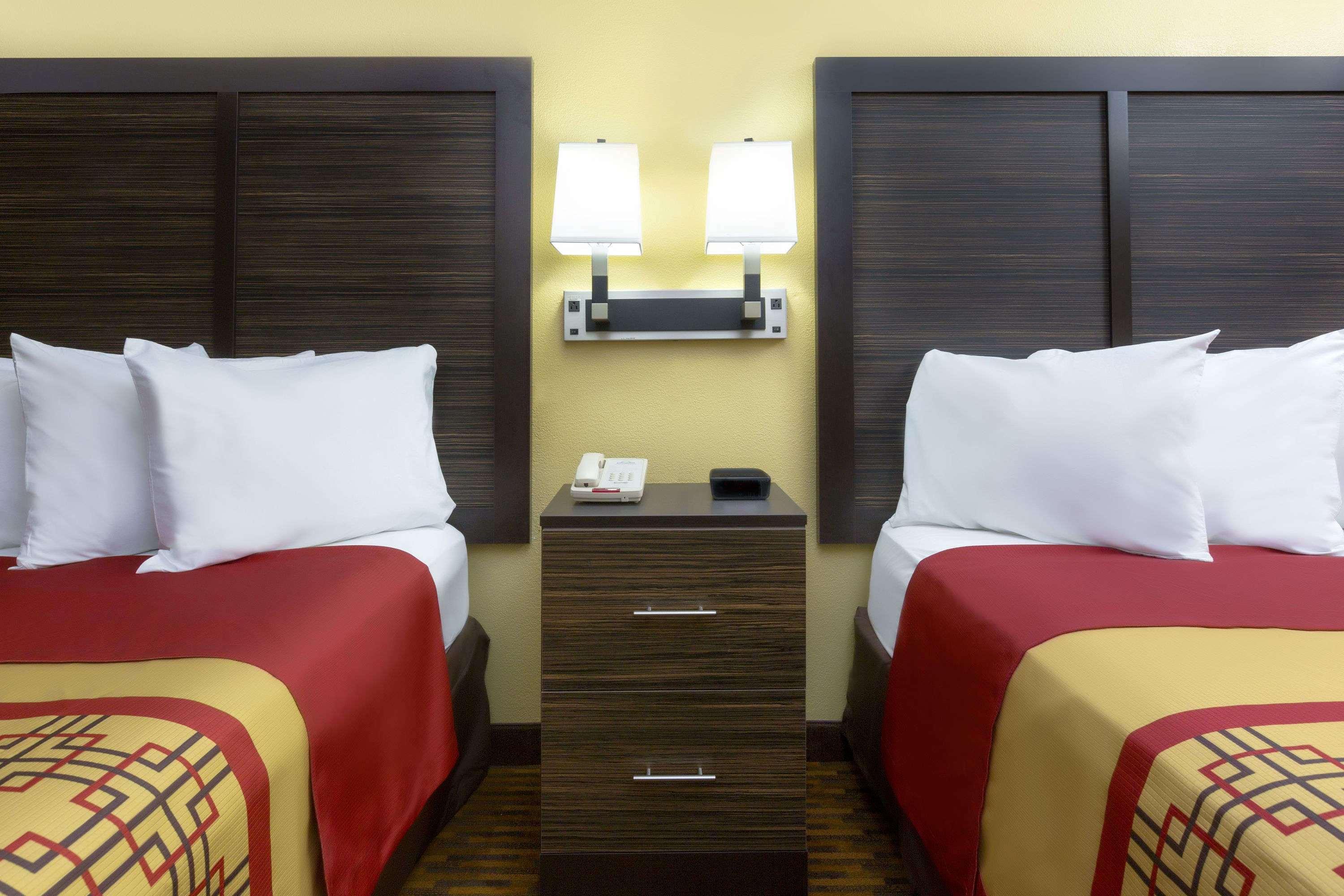 Days Inn By Wyndham Columbus-North Fort Moore Esterno foto