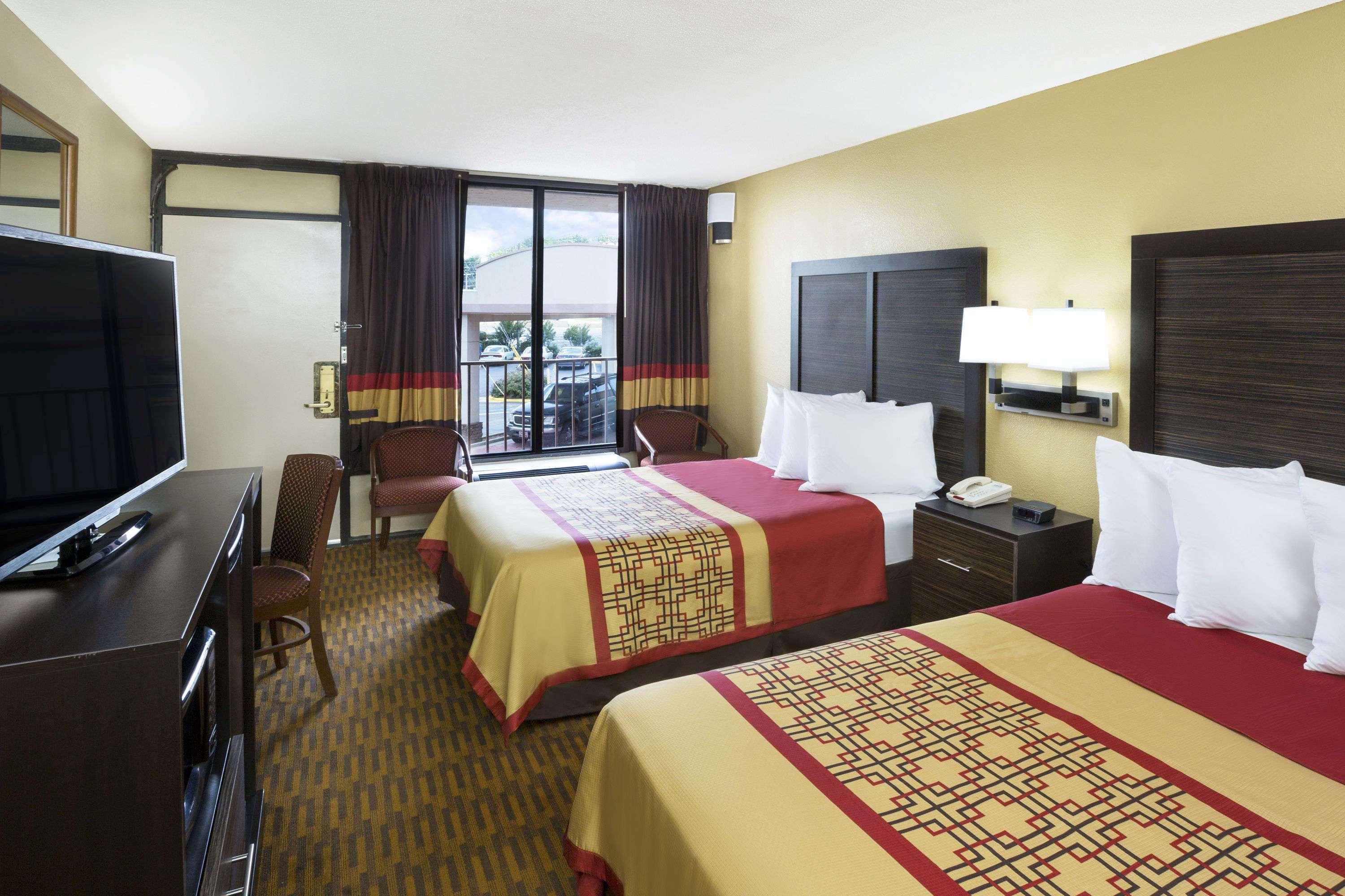 Days Inn By Wyndham Columbus-North Fort Moore Esterno foto