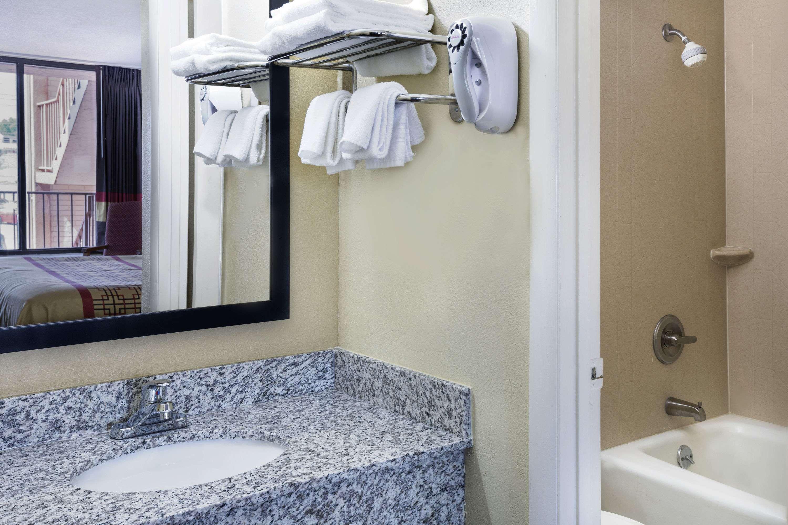 Days Inn By Wyndham Columbus-North Fort Moore Esterno foto