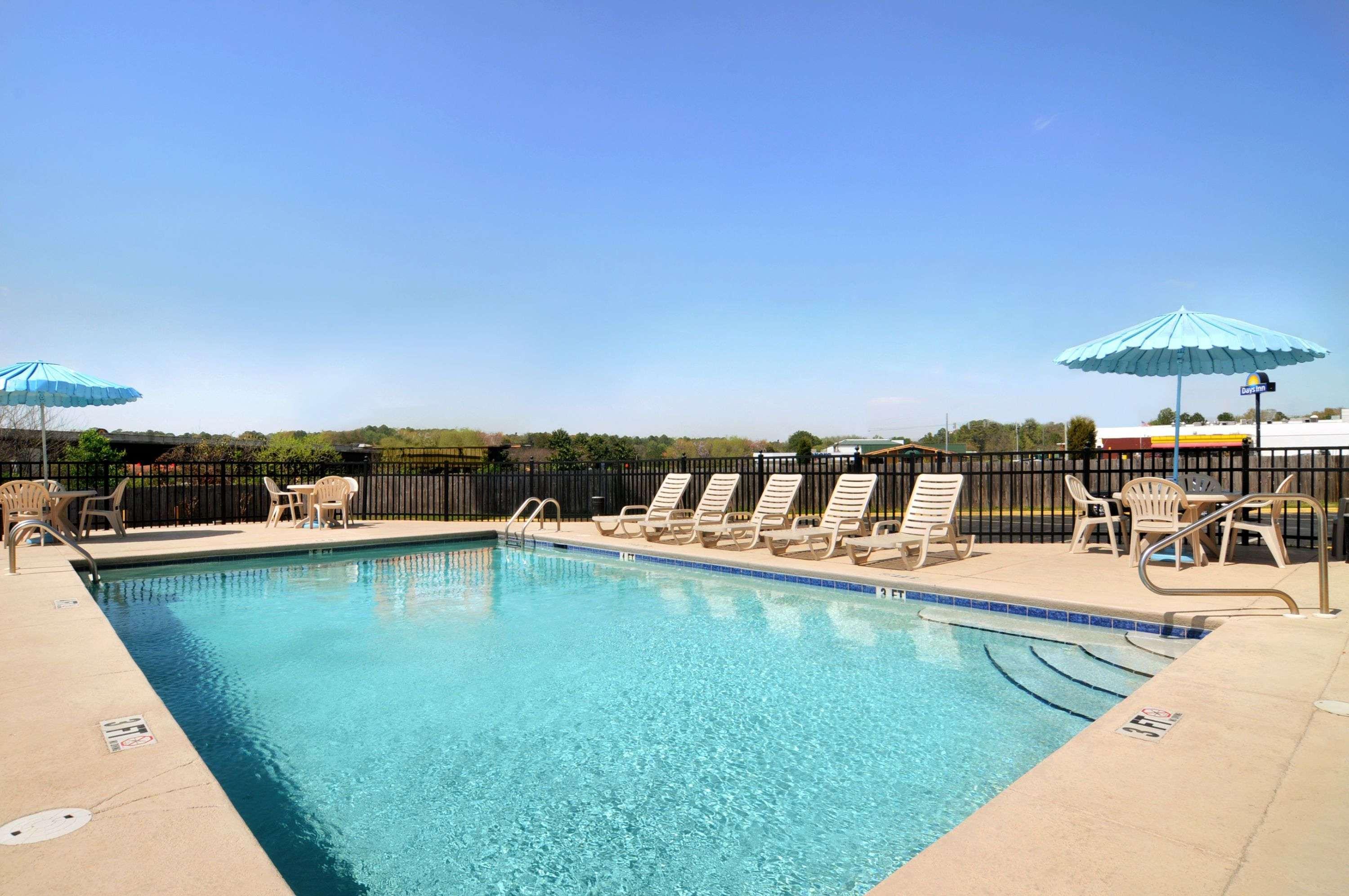 Days Inn By Wyndham Columbus-North Fort Moore Esterno foto