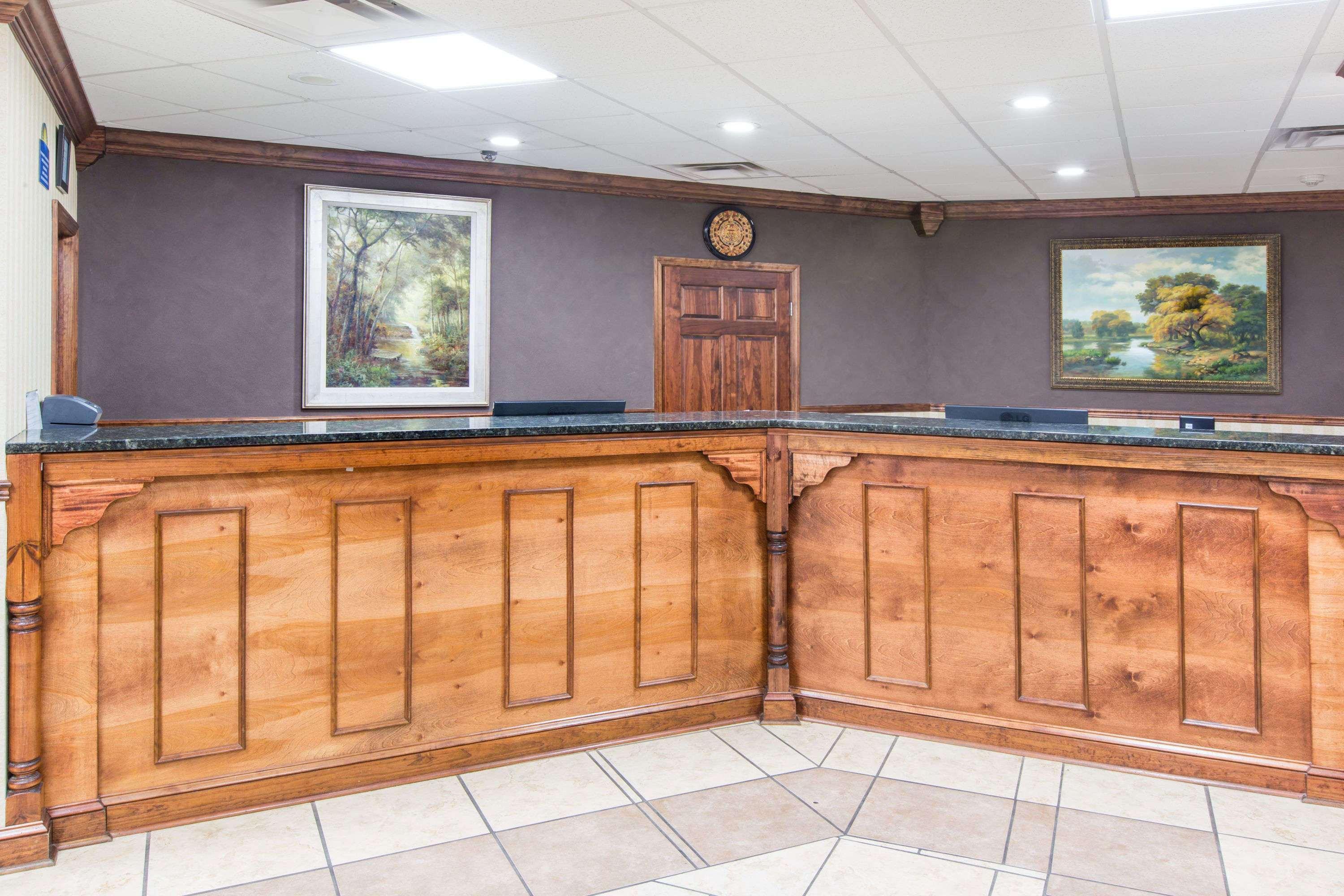 Days Inn By Wyndham Columbus-North Fort Moore Esterno foto