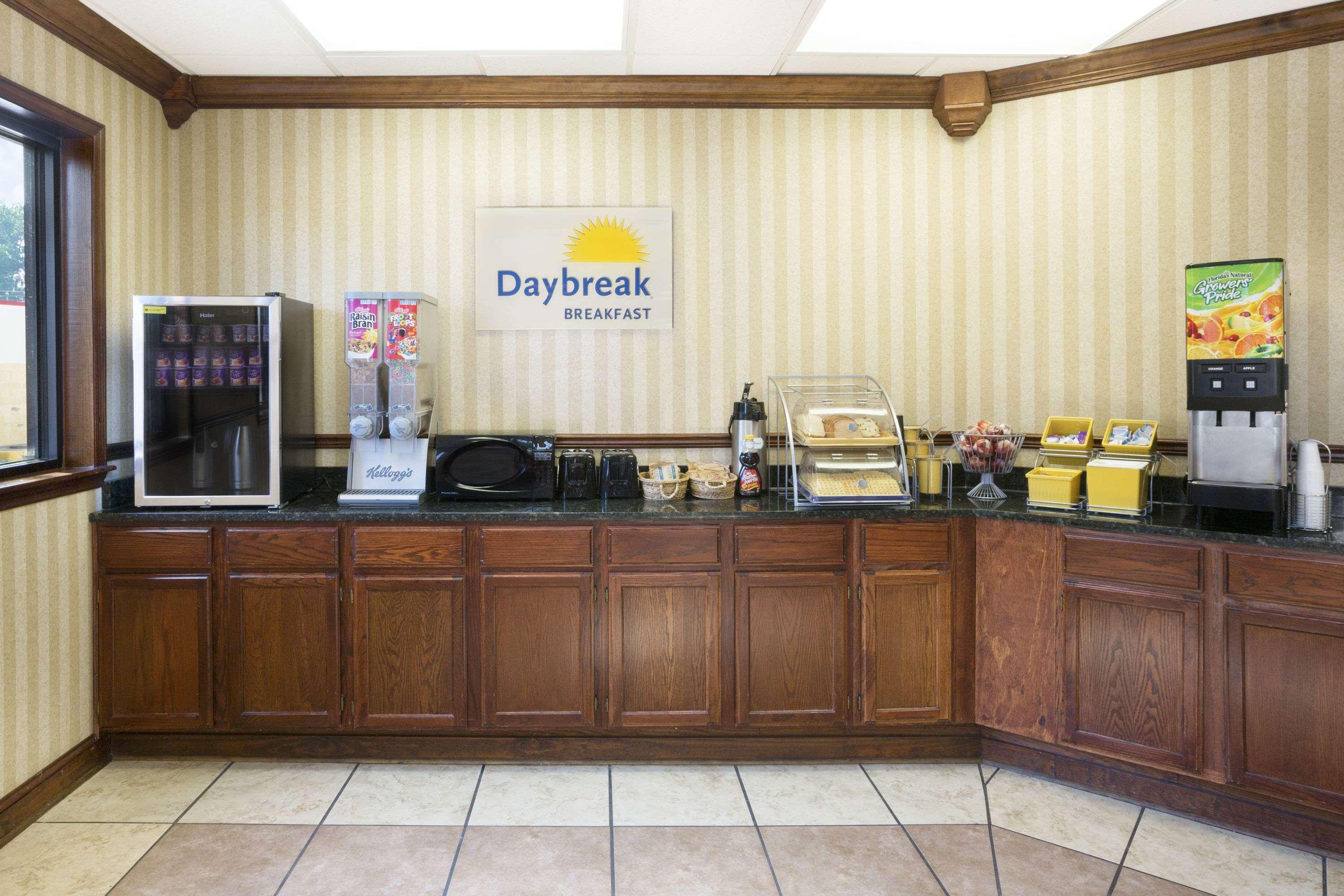 Days Inn By Wyndham Columbus-North Fort Moore Esterno foto