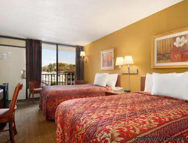 Days Inn By Wyndham Columbus-North Fort Moore Esterno foto