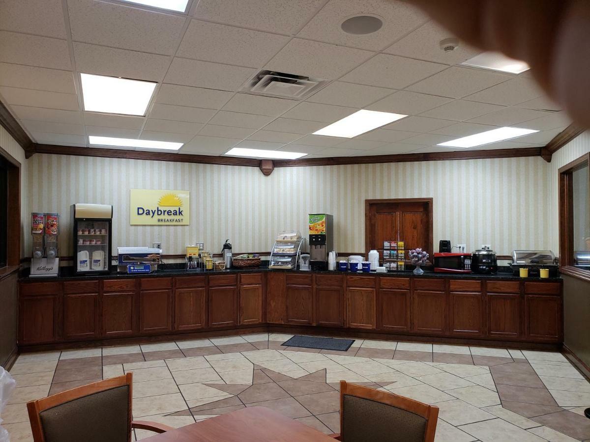 Days Inn By Wyndham Columbus-North Fort Moore Esterno foto